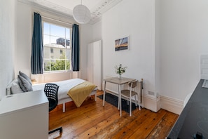 Estudio básico, baño compartido