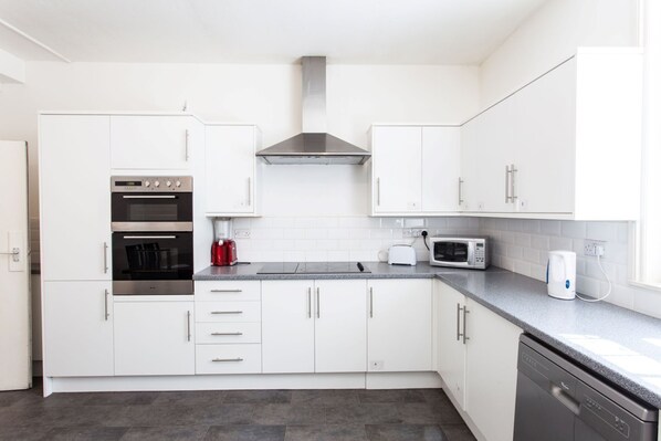 Shared kitchen - Arlington Villas Townhouse by Clifton Short Lets (Bristol)