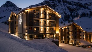 A multi-story hotel with balconies, situated in a snowy mountainous area. - Wifi, ski-in/ski-out & foot of the slopes, fitness, swimming pool, sauna, hammam, balcony, tv (Val-d'Isère)