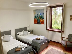2 chambres, système d’insonorisation, fer et planche à repasser