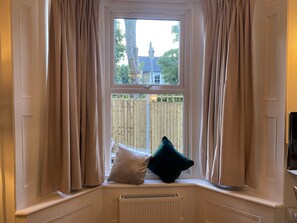 1 bedroom, iron/ironing board, free WiFi, bed sheets - New Period Art Deco 1-bed Cottage in Whitstable (Whitstable)