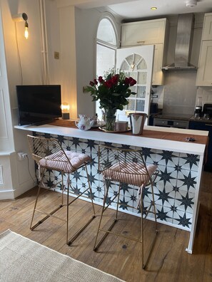 Fridge, microwave, oven, stovetop - New Period Art Deco 1-bed Cottage in Whitstable (Whitstable)