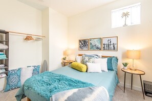 4 bedrooms, WiFi, bed sheets - The Downtown Trifecta |Large & Unique Lodging | Perfect for Group Stays |Main St |Parking Included (Lake Geneva)