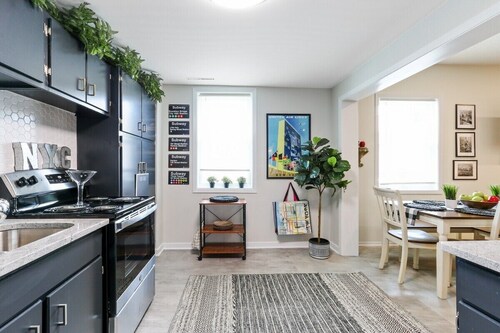 The Downtown Trifecta |Large & Unique Lodging | Perfect for Group Stays |Main St |Parking Included