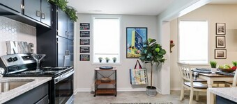 The Downtown Trifecta |Large & Unique Lodging | Perfect for Group Stays |Main St |Parking Included