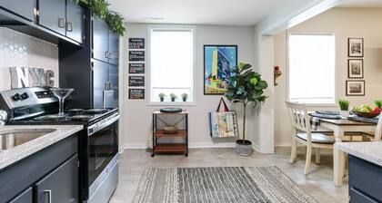 The Downtown Trifecta |Large & Unique Lodging | Perfect for Group Stays |Main St |Parking Included