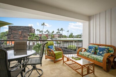Kona Plaza#210 REMODELED BEAUTY 1/1 IN HEART OF KONA TOWN! AC & Elevators!