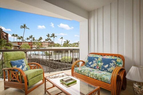Kona Plaza#210 REMODELED BEAUTY 1/1 IN HEART OF KONA TOWN! AC & Elevators!