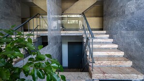 A modern staircase with marble steps and metal railings, surrounded by stone walls. - Sapphire Apartment, AC, Wifi !new! (Lisboa)