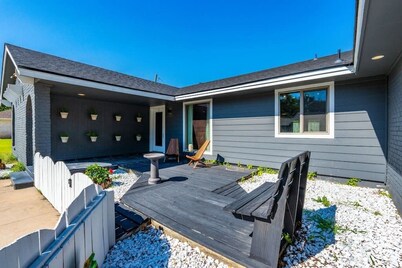 The Sinatra - Fun, 5BD Home! Huge Pool! Game Room!