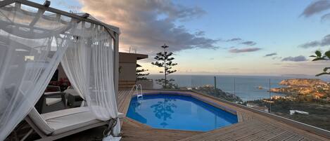 Una piscina techada, una piscina al aire libre