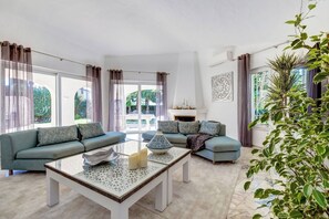 Een televisie en een open haard