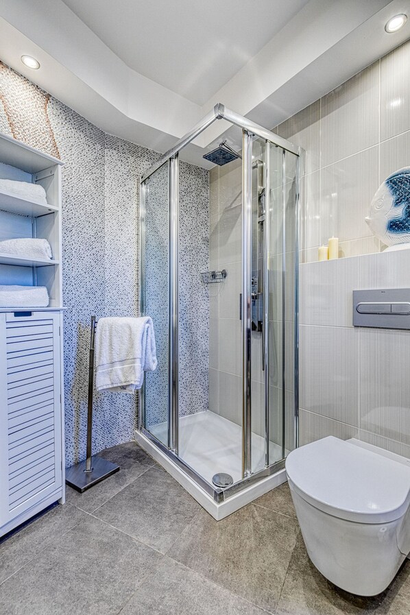 淋浴/盆浴组合、吹风机、毛巾