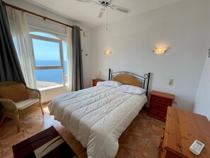 3 slaapkamers, een strijkplank/strijkijzer, gratis wifi, beddengoed