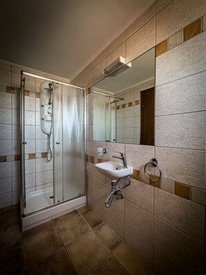 Baignoire, sèche-cheveux, serviettes fournies