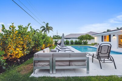 5 min to beach/ Lux modern home/ Exceptional outdoor area/pool/games