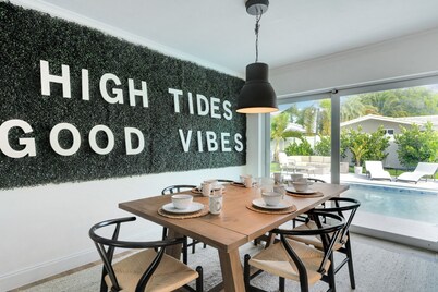 5 min to beach/ Lux modern home/ Exceptional outdoor area/pool/games