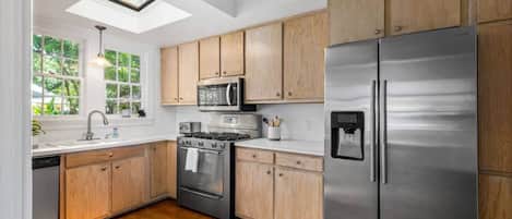 Réfrigérateur, four à micro-ondes, un four, surface de cuisson