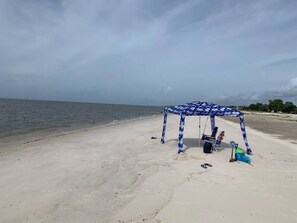 På stranden