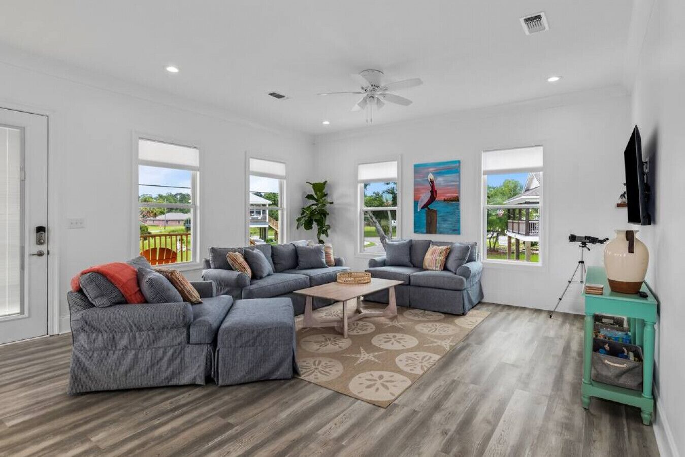 Smart-TV, Kamin, Bücher, Arbeitsbereiche