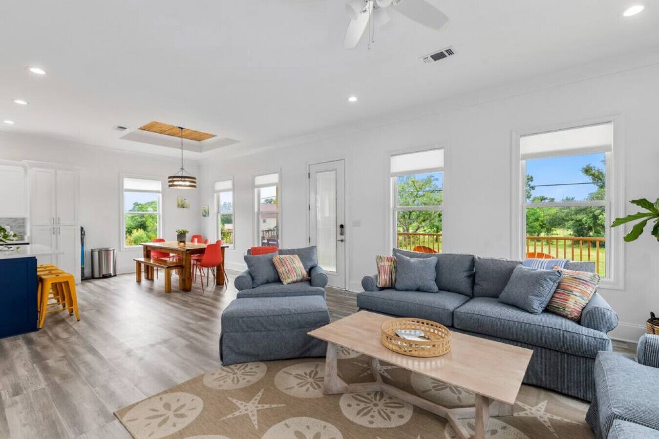 智能电视、壁炉、书、办公室