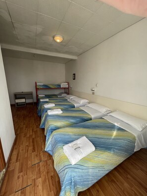 家庭客房 (6 persone) | 房內夾萬、獨特裝修、書桌、手提電腦工作空間