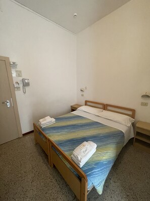 In-room safe, individually furnished, desk, laptop workspace - Hotel Moroni (Rimini)