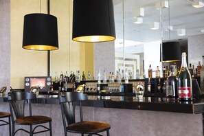 2 quầy bar/khu lounge, quầy bar ngay sát hồ bơi, quầy bar bên hồ bơi