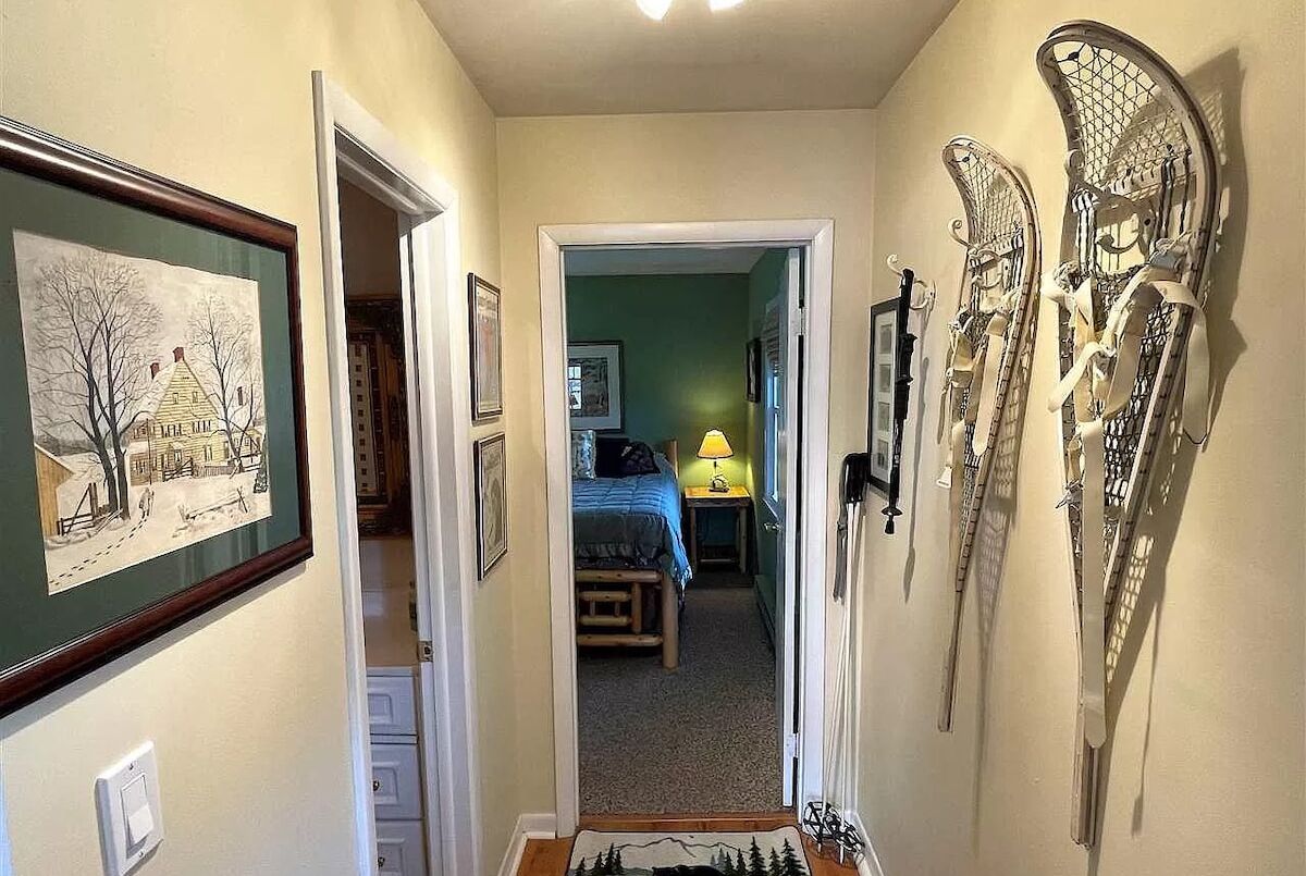 4 makuuhuonetta, silitysrauta/-lauta