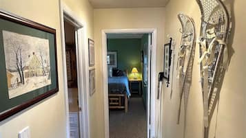 4 makuuhuonetta, silitysrauta/-lauta