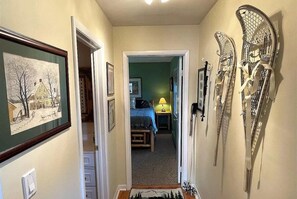 4 makuuhuonetta, silitysrauta/-lauta