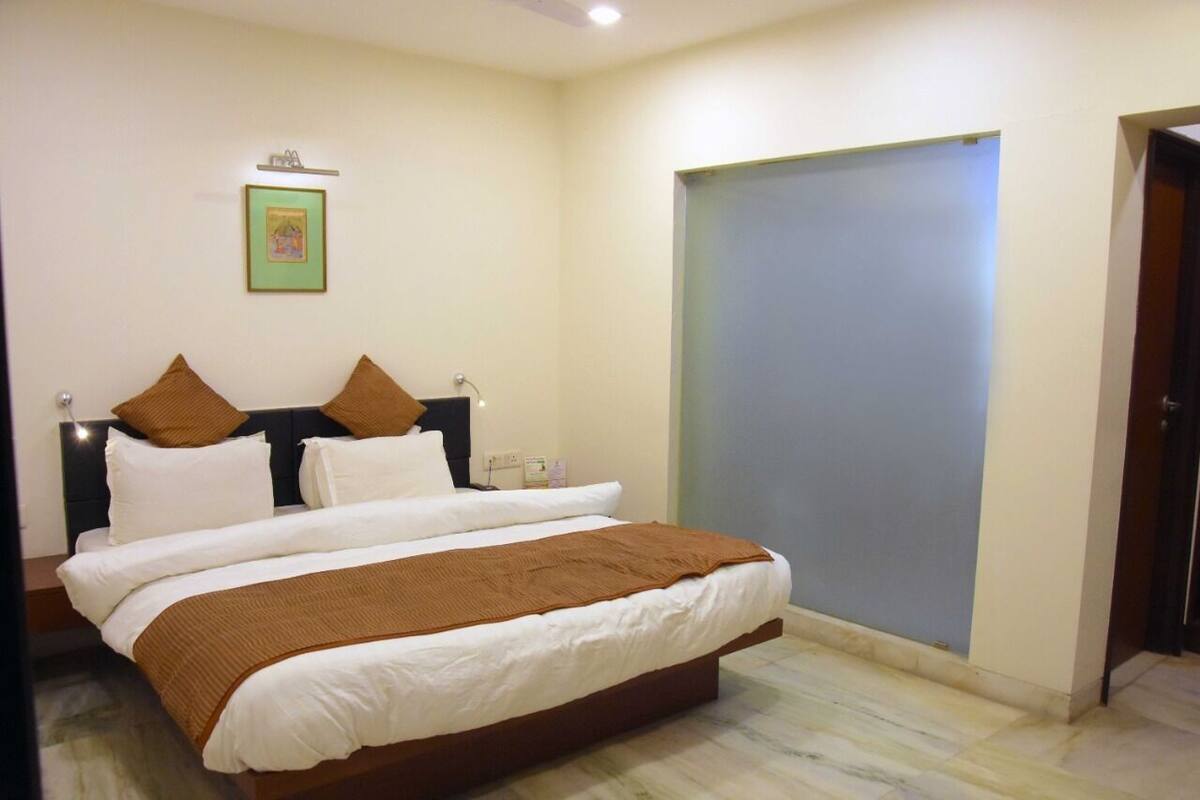 Luxury Studio Suite | In-room safe, iron/ironing board (on request), WiFi (free)