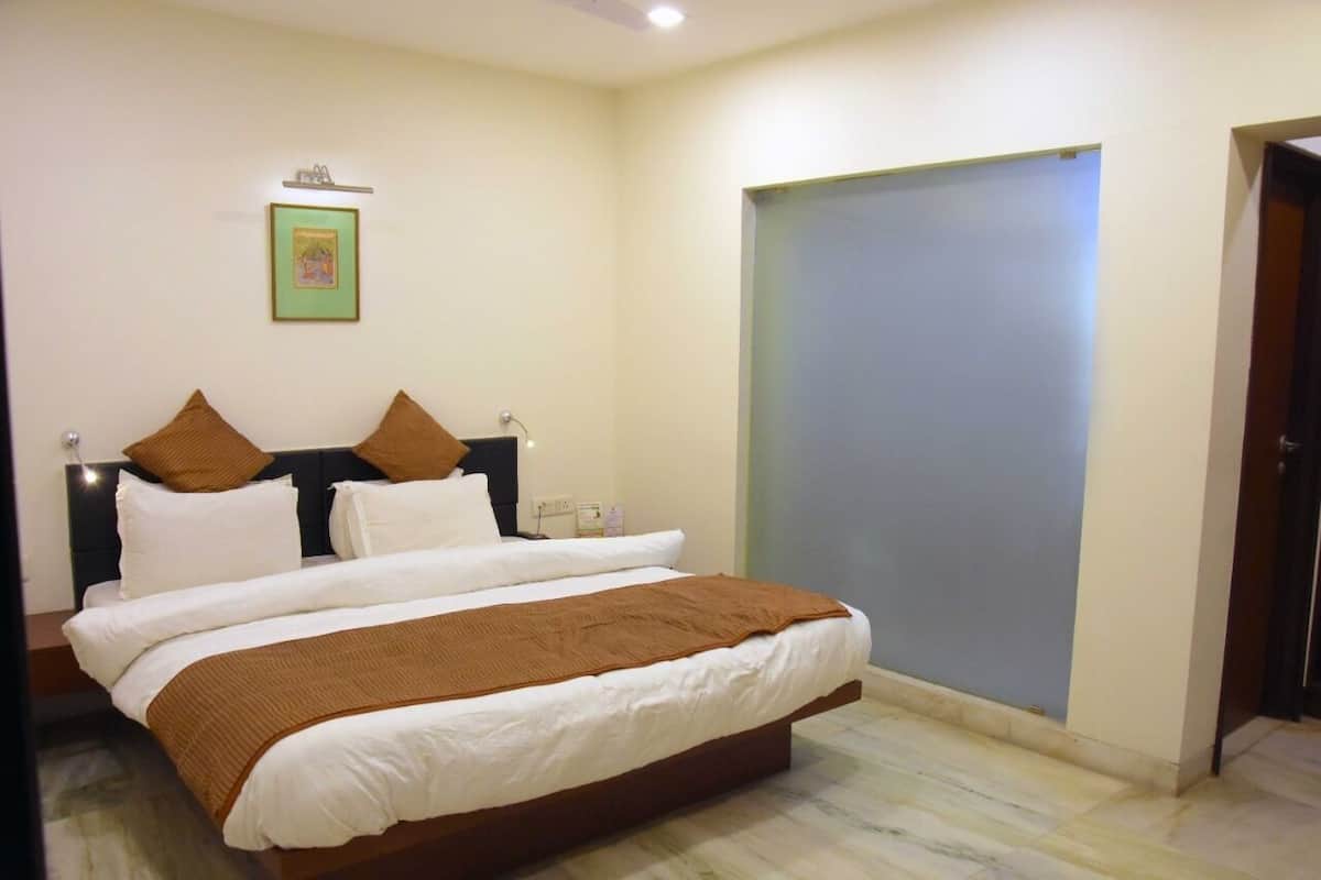 Luxury Studio Suite | In-room safe, iron/ironing board, free WiFi
