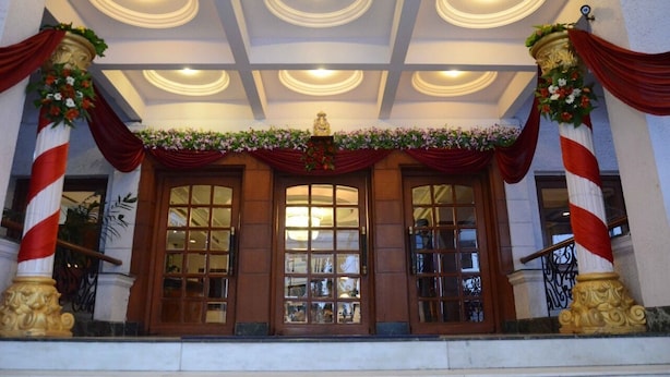 Front of property - HOTEL YUVRAJ (Vadodara)