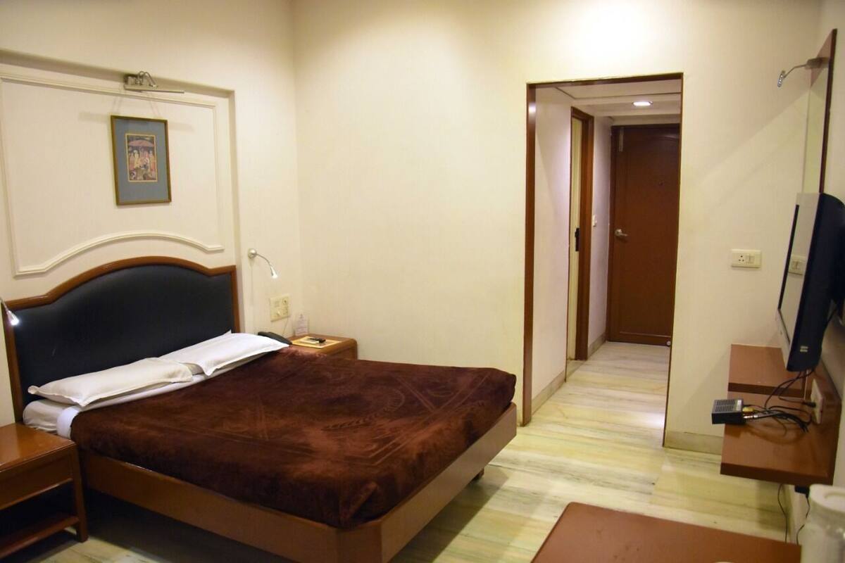 Deluxe Single Room | In-room safe, iron/ironing board (on request), WiFi (free)