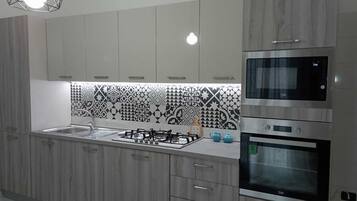 KĂŒhlschrank, Mikrowelle, Ofen, Herdplatte