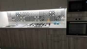 Frigorifero, microonde, forno, piano cottura