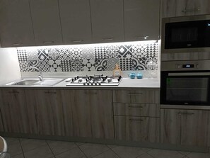 Kühlschrank, Mikrowelle, Ofen, Herdplatte