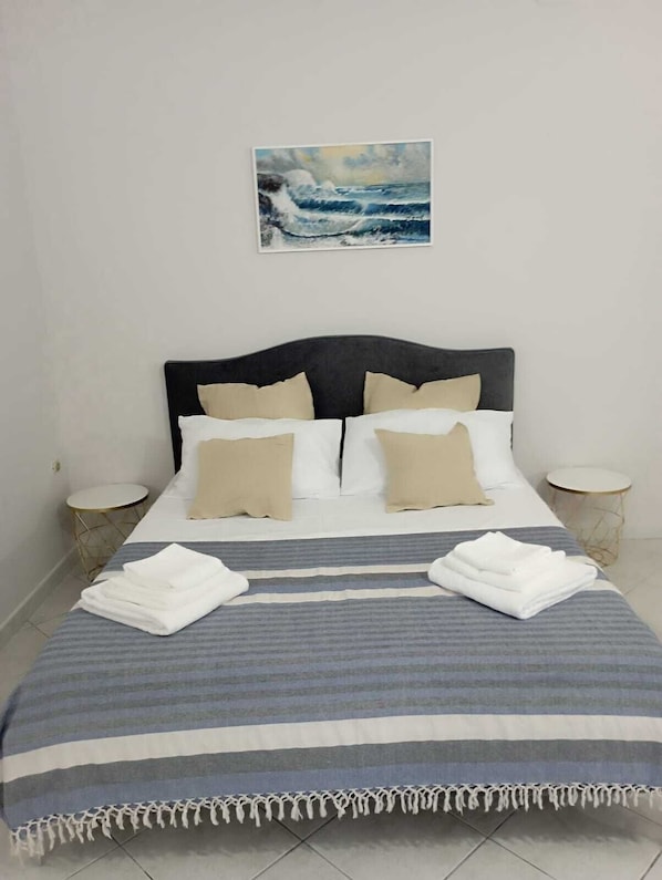 1 chambre, fer et planche à repasser, lit de bébé portatif