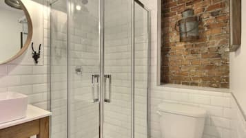 Apartamento Deluxe | Baño | Bañera y toallas