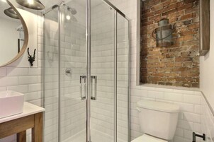 Appartement Deluxe | Salle de bain | Baignoire, serviettes fournies