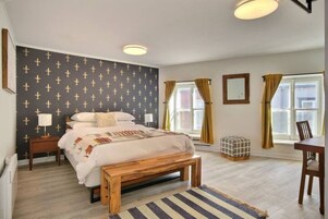 Deluxe Apartment | Iron/ironing board, free WiFi