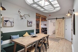 Deluxe Apartment | In-room dining