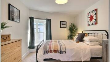 Deluxe Apartment | Iron/ironing board, free WiFi