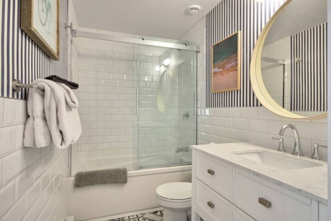 Deluxe Apartment | Bathroom | Bathtub, towels