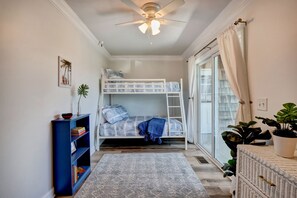 3 bedrooms, desk, iron/ironing board, free WiFi