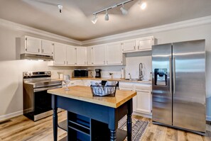 Kjøleskap, mikrobølgeovn, ovn og kokeplater