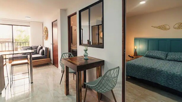 A modern bedroom with a bed, a nightstand, and a window. - Hermoso y Cómodo Apartamento en El Poblado!!! (Medellín)