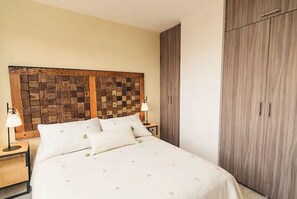 2 chambres, bureau, fer et planche à repasser, accès au Wi-Fi (inclus)