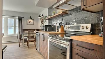 Fridge, coffee/tea maker
